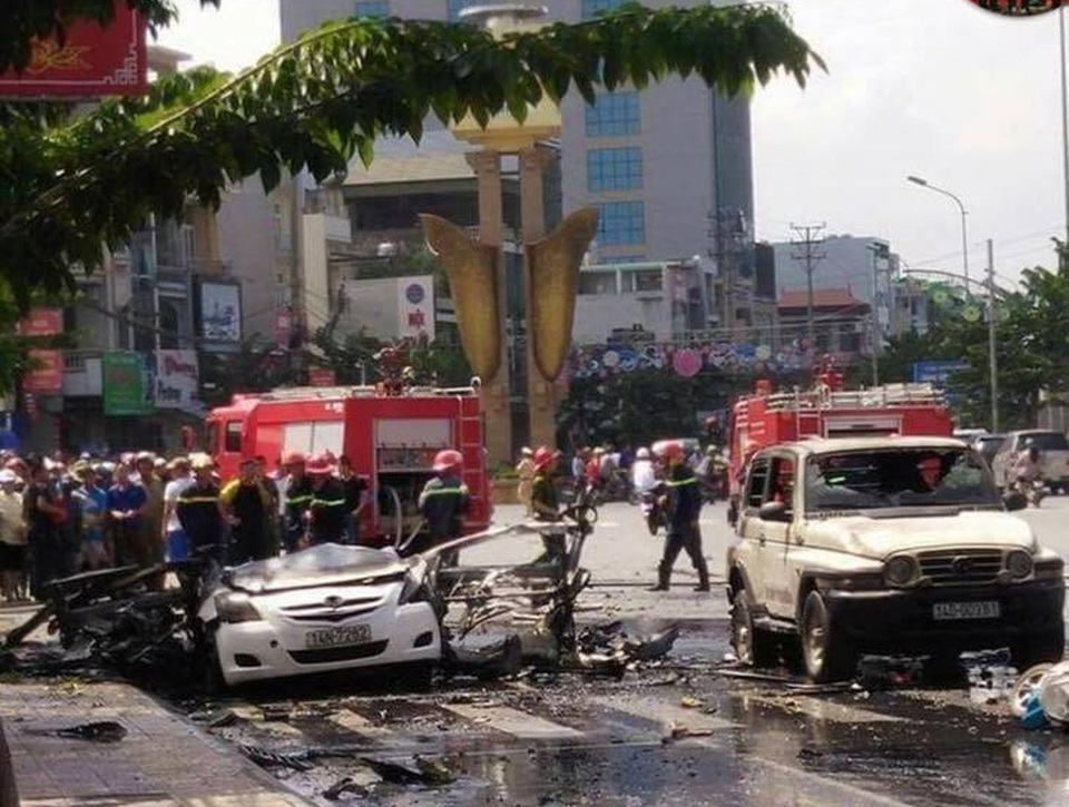 Xe taxi phát nổ kinh hoàng ở Cẩm Phả, 2 người thiệt mạng - 3 Xe taxi phát nổ kinh hoàng ở Cẩm Phả, 2 người thiệt mạng - 3