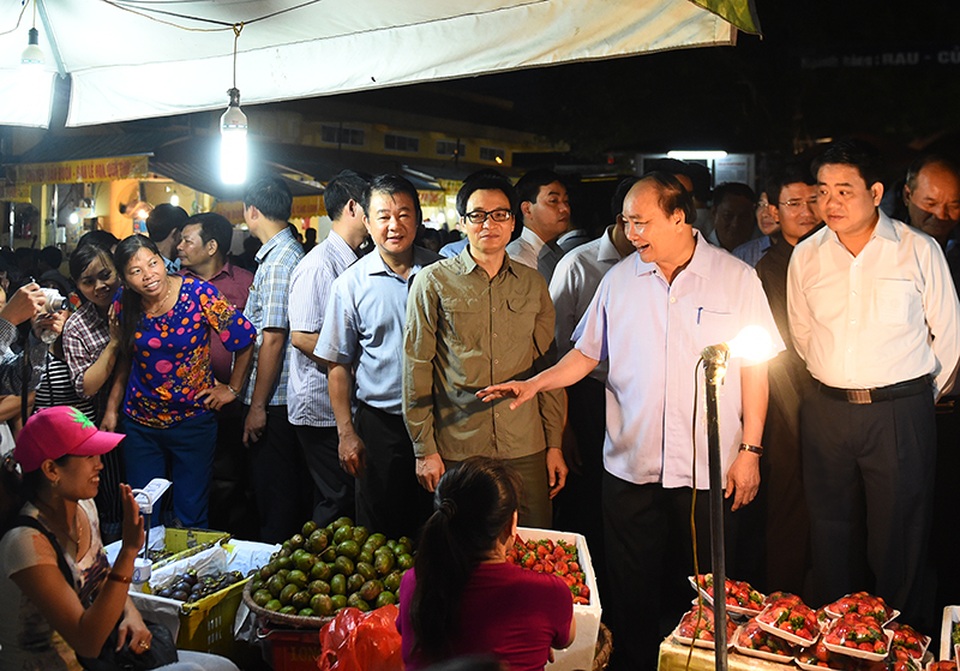 Thủ tướng Nguyễn Xuân Phúc thị sát chợ đầu mối Long Biên - 1
Nhiều tiểu thương tỏ ra bất ngờ khi trò chuyện trực tiếp với Thủ tướng. Ảnh: VGP/Quang Hiếu
