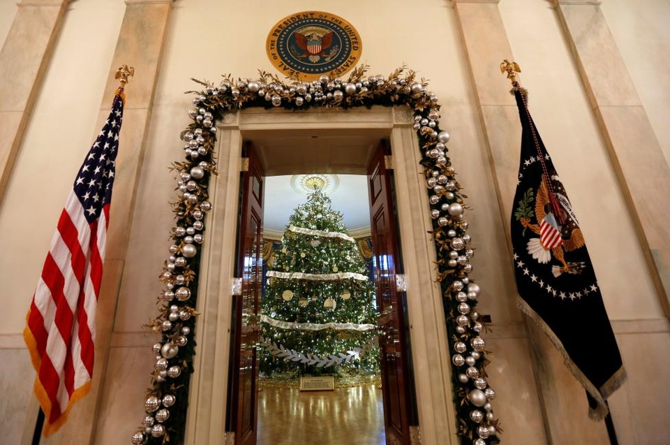 Nhà Trắng trong mùa giáng sinh cuối cùng của gia đình Tổng thống Mỹ Obama - 1
Cây thông Noel được trang trí lộng lẫy trong Phòng Xanh, nơi tổng thống tiếp đón các vị khách như các nguyên thủ quốc gia.