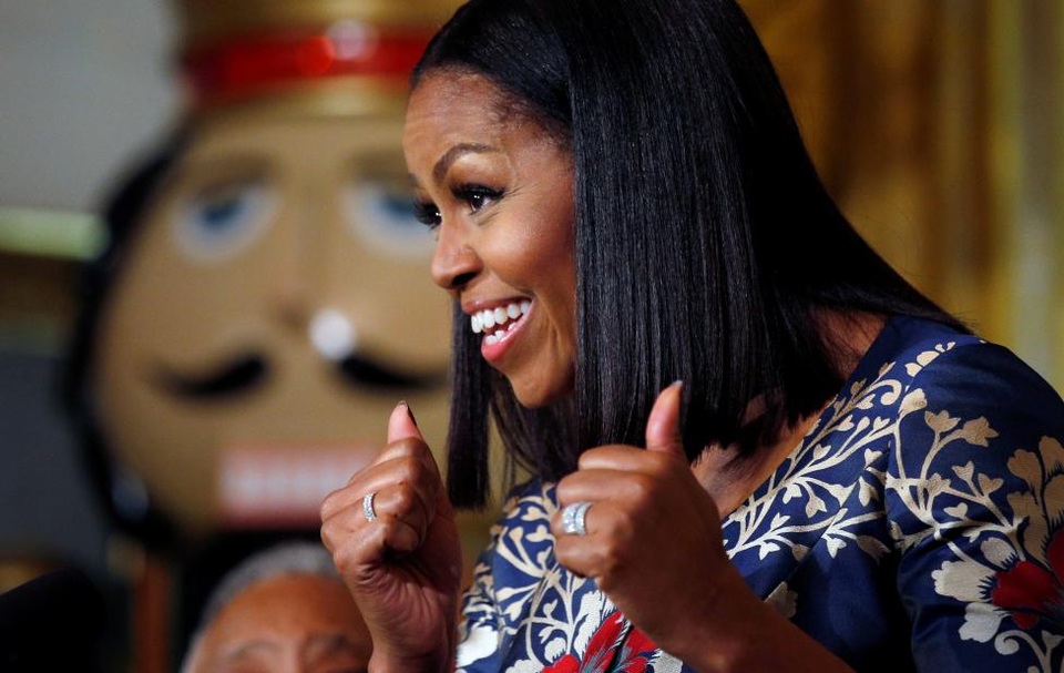 Nhà Trắng trong mùa giáng sinh cuối cùng của gia đình Tổng thống Mỹ Obama - 7
Đệ nhất phu nhân Michelle Obama trong buổi tiếp đón gia đình quân nhân tham quan Nhà Trắng với trang trí lung linh dịp Giáng sinh.