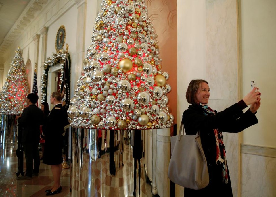 Nhà Trắng trong mùa giáng sinh cuối cùng của gia đình Tổng thống Mỹ Obama - 2
Một phụ nữ chụp ảnh ở Sảnh Thập tự bên trong Nhà Trắng.