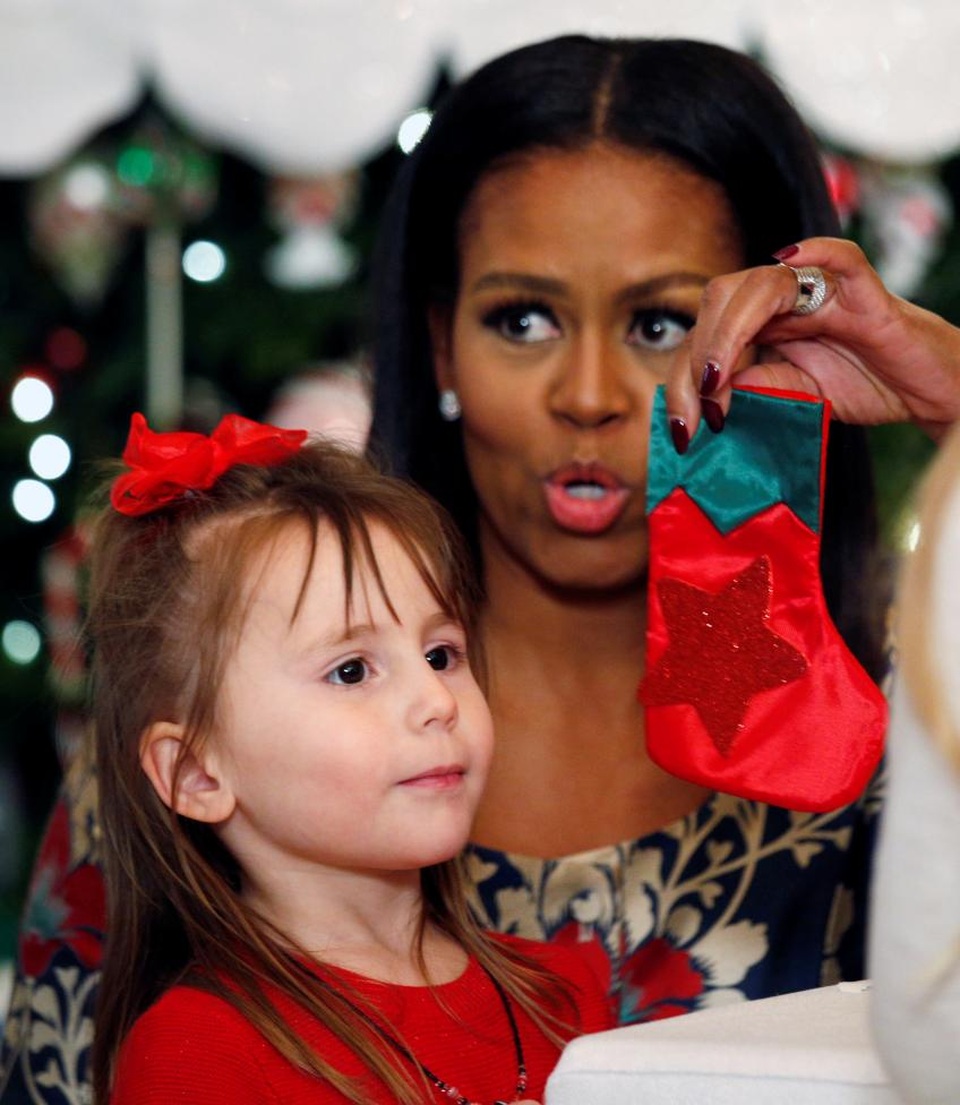 Nhà Trắng trong mùa giáng sinh cuối cùng của gia đình Tổng thống Mỹ Obama - 8
Đệ nhất phu nhân Michelle và con gái của một quân nhân.