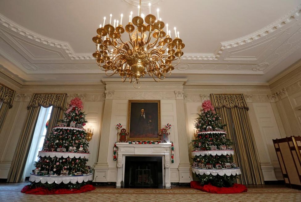 Nhà Trắng trong mùa giáng sinh cuối cùng của gia đình Tổng thống Mỹ Obama - 5
Hai cây thông Noel đặt gần bức chân dung cựu Tổng thống Mỹ Abraham Lincoln trong Phòng tiệc của Nhà Trắng.