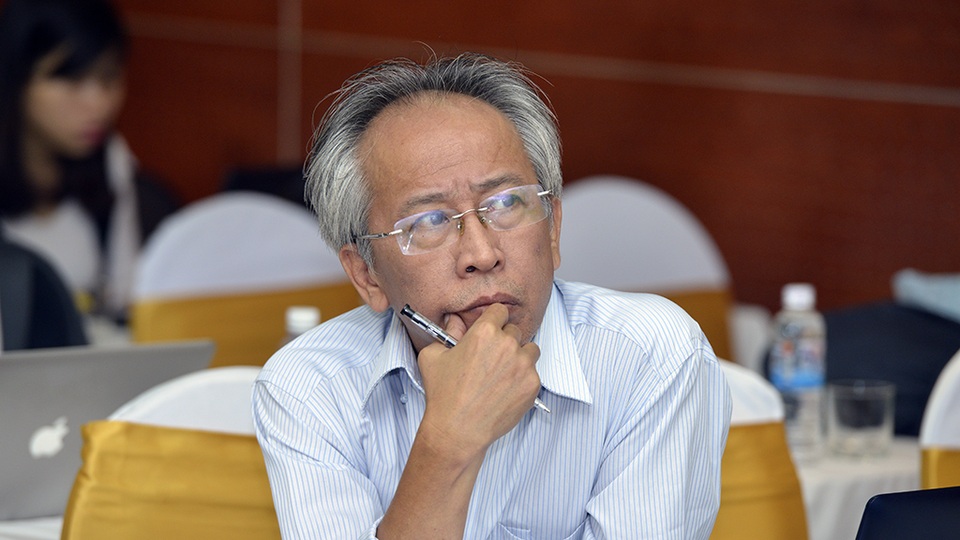 Chung khảo Nhân tài Đất Việt 2016: Hãnh diện với tài năng của người Việt - 12
Giây phút tập trung cao độ của TS Nguyễn Long