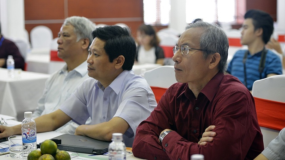 Chung khảo Nhân tài Đất Việt 2016: Hãnh diện với tài năng của người Việt - 7
Các thành viên Ban giám khảo chăm chú lắng nghe sự trình bày của tác giả.