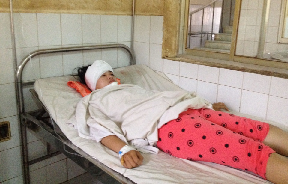 Nữ sinh bị đèn cao áp rơi trúng đầu lúc tan trường - 1
Nữ sinh Phương Dung đang được điều trị tại Bệnh viện đa khoa tỉnh Bình Phước. Ảnh: Đậu Tất Thành - TTXVN.