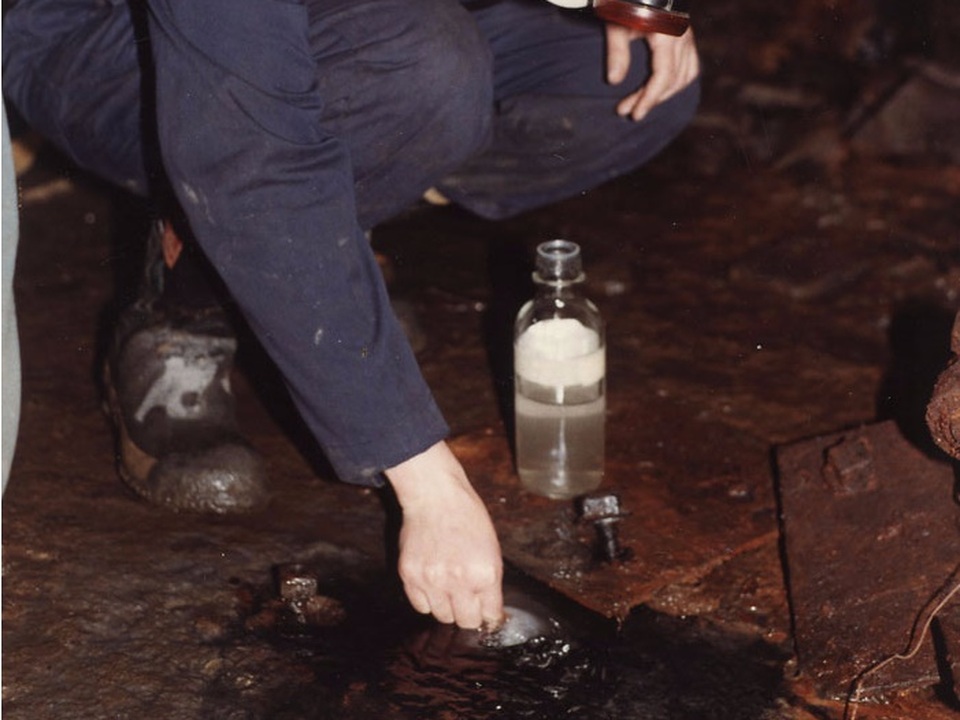 Tìm thấy nguồn nước 2 tỷ năm tuổi, cổ nhất thế giới - 1
Một nhà khoa học lấy mẫu nước xét nghiệm từ một mạch nước ngầm dưới hầm mỏ ở Ontario, Canada năm 2013.