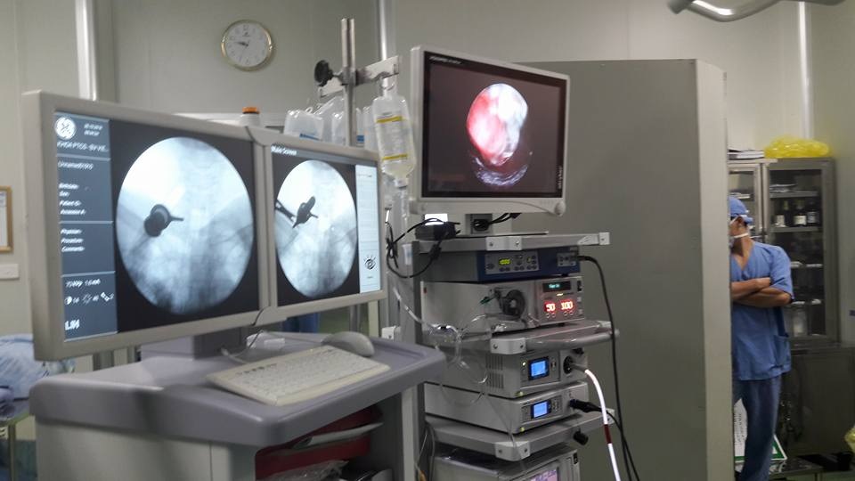 Bệnh nhân chỉ 1 ngày đã ra viện, chúng tôi phải mất 10 năm nghiên cứu và thực hành” - 3
Phẫu thuật nội soi điều trị thoát vị đĩa đệm đốt sống cổ là một kỹ thuật khó, việc áp dụng thành công phương pháp này là thành tựu mới của y học Việt Nam do các bác sĩ BV Việt Đức thực hiện