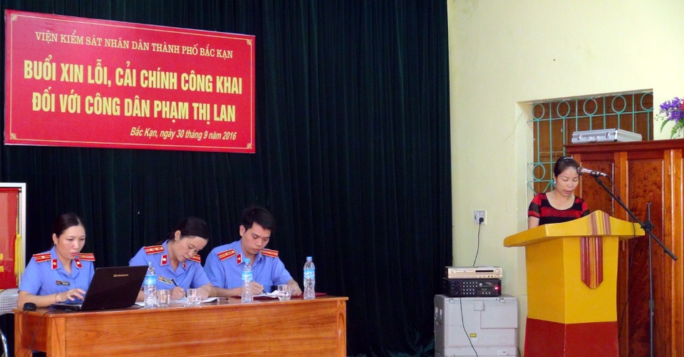Đòi bồi thường gần 3 tỷ đồng vì bị truy tố oan tội đánh bạc - 1
Quang cảnh buổi xin lỗi. Ảnh: Bùi Đức Hiếu-TTXVN