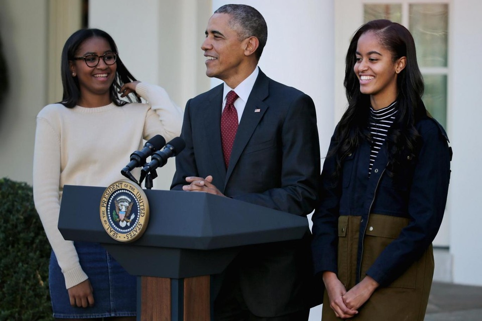 Tổng thống Obama đã nói gì với các con ngay khi ông Trump đắc cử? - 1
Tổng thống Mỹ Barack Obama và 2 con gái. (Ảnh: Reuters)