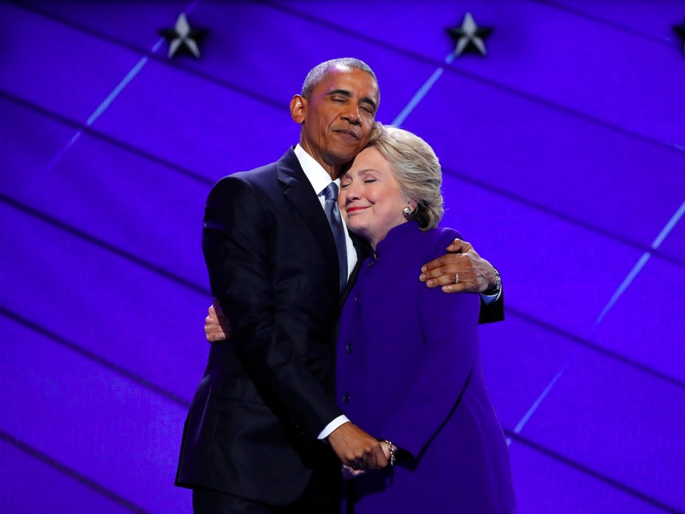 Thế giới năm 2016 qua ảnh (1) - 9 Bức ảnh chụp khoảnh khắc Tổng thống Barack Obama ôm ứng viên tổng thống đảng Dân chủ Hillary Clinton trên sân khấu của đại hội toàn quốc đảng Dân chủ Mỹ ở Philadelphia hồi tháng 7. Ông Obama là người ủng hộ mạnh mẽ bà Clinton trong suốt chiến dịch tranh cử của cựu Ngoại trưởng Mỹ. (Ảnh: Reuters)