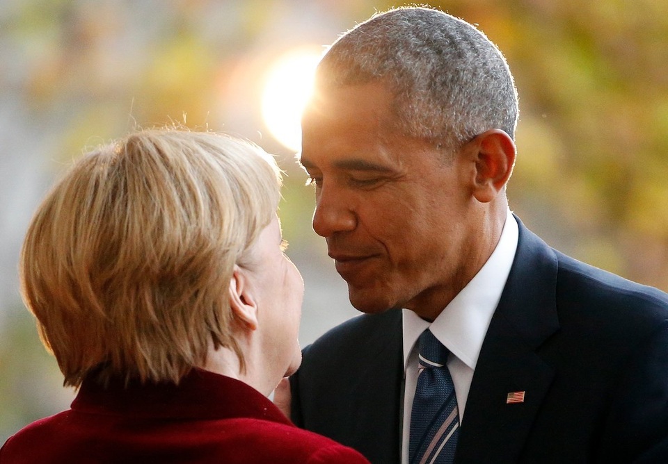 Thế giới năm 2016 qua ảnh (1) - 8 Tổng thống Mỹ Barack Obama và Thủ tướng Đức Angela Merkel gặp nhau lần cuối trước khi ông Obama chính thức rời nhiệm sở vào tháng 1 tới. Trong suốt 2 nhiệm kỳ của ông Obama, hai nhà lãnh đạo đã duy trì mối quan hệ khăng khít trong việc giải quyết nhiều vấn đề toàn cầu. (Ảnh: Reuters)