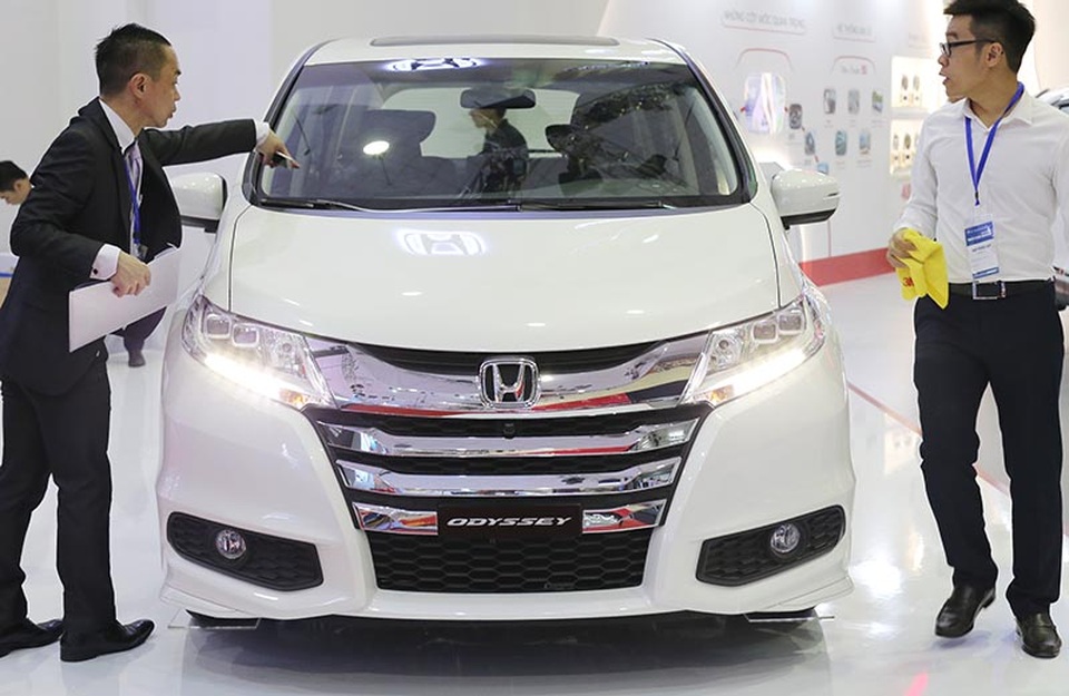 Honda Civic - Khẳng định sức mạnh thương hiệu - 14
Honda Odyssey nhập khẩu nguyên chiếc từ Nhật Bản với thiết kế nội thất lấy cảm hứng từ ý tưởng “không gian hạng thương gia”: rộng rãi, chất liệu nội thất cao cấp, hàng ghế thứ 2 kiểu thương gia điều chỉnh 10 hướng và tiện nghi với các trang bị cao cấp (hệ thống điều hòa tự động 3 vùng độc lập điều chỉnh bằng cảm ứng, màn hình cảm ứng 7 inch cao cấp…)