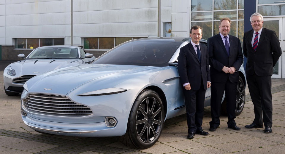 Aston Martin xây nhà máy thứ hai - 1
Nhà máy mới của Aston Martin ở St Athan, xứ Wales, đã bước vào giai đoạn xây dựng sau cuộc gặp giữa CEO Andy Palmer (đứng giữa) của công ty với Thủ hiến xứ Wales - ông Carwyn Jones (ngoài cùng bên phải) để chốt việc mua khu đất này.