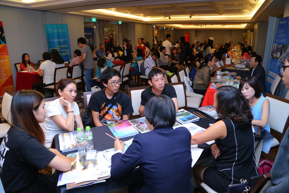 Cơ hội mở lối du học, bừng sáng tương lai với học bổng 500.000 USD - 1
Ngày hội tuyển sinh du học quốc tế 2016 do ILA tổ chức đã thu hút đông đảo phụ huynh và học sinh tham gia