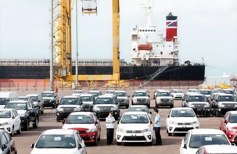 Xe nhập tắc đường về, ô tô mùa Tết tăng giá - 1 Nhiều DN nhập khẩu phải thuê Giấy chứng nhận cơ sở bảo hành, bảo dưỡng ô tô đủ điều kiện