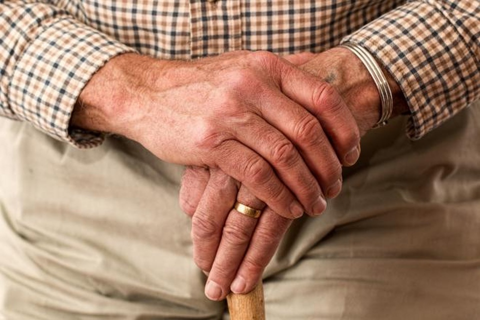 Những dấu hiệu cảnh báo sớm bệnh Parkinson - 1 Các triệu chứng điển hình của bệnh Parkinson bao gồm run tay và các vấn đề về cử động, mặc dù rất khó xác định nguyên nhân của căn bệnh thoái hóa thần kinh này.