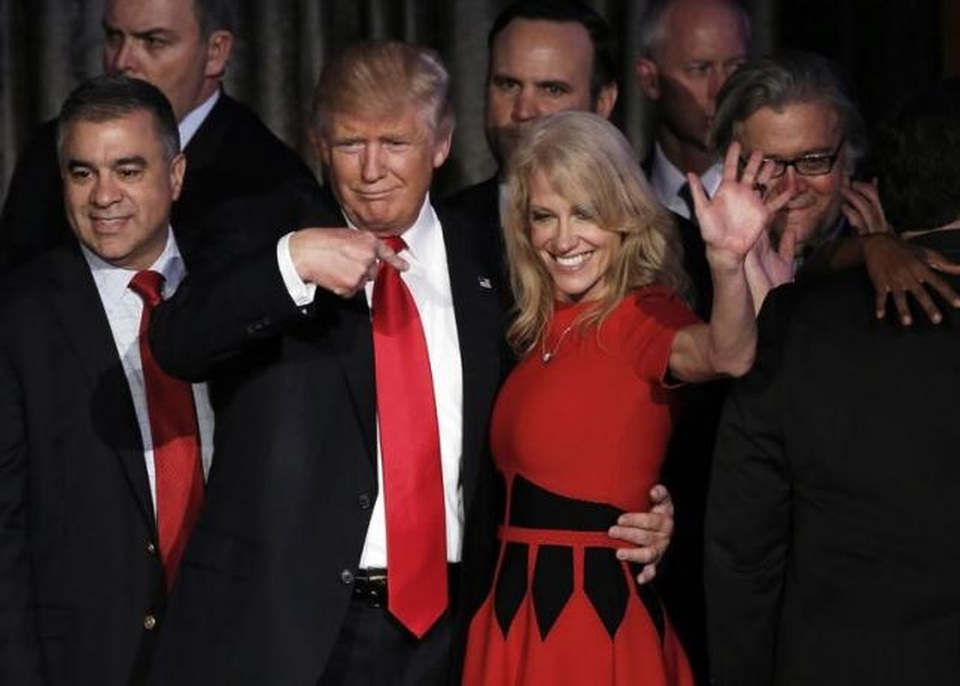 
Tổng thống đắc cử Trump và bà Kellyanne Conway trong đêm ăn mừng chiến thắng bầu cử ở New York (Ảnh: Reuters)
