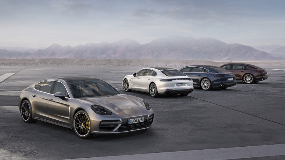 Điểm tin ô tô, xe máy tuần qua - 6
Chưa đầy nửa năm sau khi trình làng Panamera thế hệ mới, Porsche đã hé lộ về các phiên bản trục cơ sở kéo dài của mẫu sedan này, cùng một động cơ V6 tăng áp 2.9L mới cho các bản Panamera và Panamera 4, cho công suất 330 mã lực, hơn 20 mã lực so với động cơ V6 nạp khí tự nhiên của Panamera thế hệ trước.