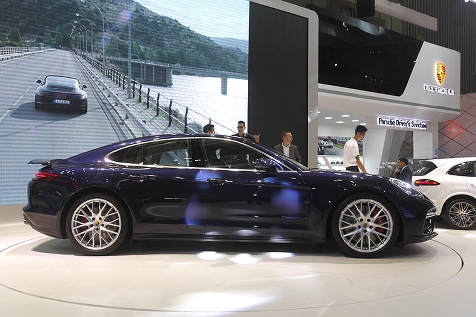 Panamera thế hệ thứ hai - Ngôi sao sáng của Porsche tại VIMS 2016 - 7
Giá bán tiêu chuẩn của Porsche Panamera thế hệ mới tại Việt Nam là 10,66 tỷ đồng (đã bao gồm các loại thuế liên quan).