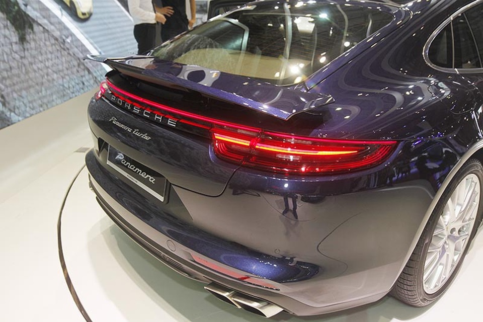 Panamera thế hệ thứ hai - Ngôi sao sáng của Porsche tại VIMS 2016 - 6
Động cơ V8 4,0 lít tăng áp kép cho công suất 550 mã lực (404 kW) tại vòng tua 5.750 vòng/phút và mô-men xoắn cực đại đạt 770 Nm (trong khoảng vòng tua từ 1.960 - 4.500 vòng/phút).