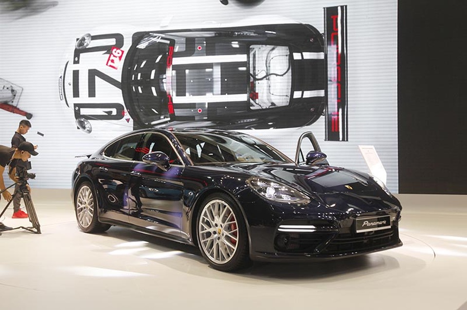 Panamera thế hệ thứ hai - Ngôi sao sáng của Porsche tại VIMS 2016 - 1
Các phiên bản của dòng xe Panamera thế hệ mới được giới thiệu trong buổi ra mắt thị trường gồm: Panamera Turbo, Panamera 4S, Panamera 4S Diesel và mới đây nhất là Panamera 4 E-Hybrid. Phiên bản Panamera Turbo được trang bị với động cơ xăng mạnh mẽ nhất của dòng xe này.