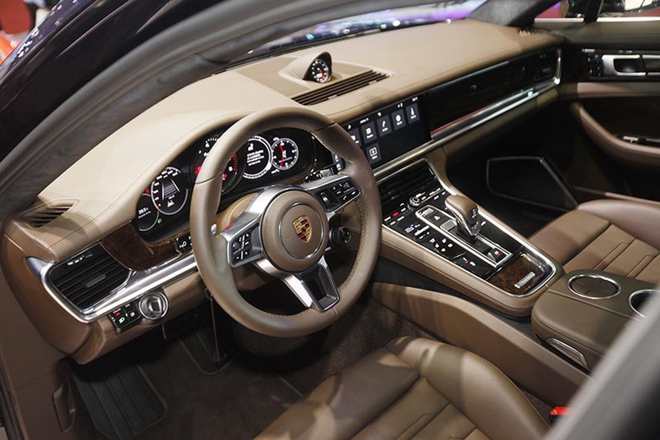 Panamera thế hệ thứ hai - Ngôi sao sáng của Porsche tại VIMS 2016 - 2
Động cơ và bộ truyền động của mẫu xe này đã được thiết kế lại, khung gầm được hoàn thiện, ý tưởng hiển thị và điều khiển lấy cảm hứng từ tương lai.