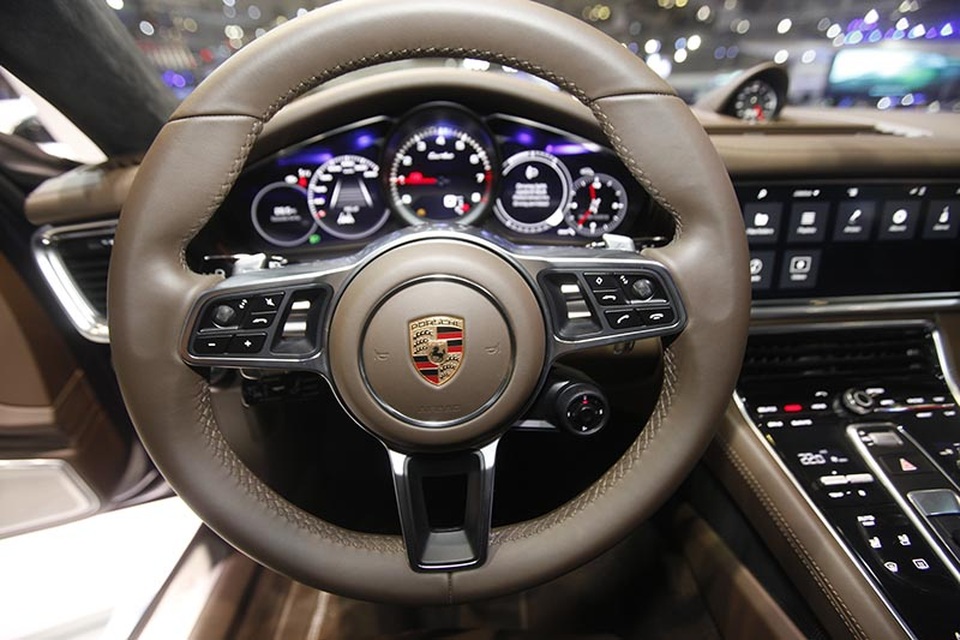 Panamera thế hệ thứ hai - Ngôi sao sáng của Porsche tại VIMS 2016 - 3
Động cơ 8 xy-lanh giúp chiếc Panamera Turbo tăng tốc đạt 100km/giờ trong 3,8 giây; với Gói Kích hoạt Chức năng Thể thao thời gian tăng tốc chỉ còn 3,6 giây. Chiếc Porsche này có thể đạt vận tốc tối đa 306 km/giờ. Những số liệu về hiệu suất ưu việt lại đối nghịch với mức tiêu thụ nhiên liệu 9,4 - 9,3 lít/100 km theo tiêu chuẩn NEDC, lượng khí thải CO2 ở mức 214 - 212 g/km.