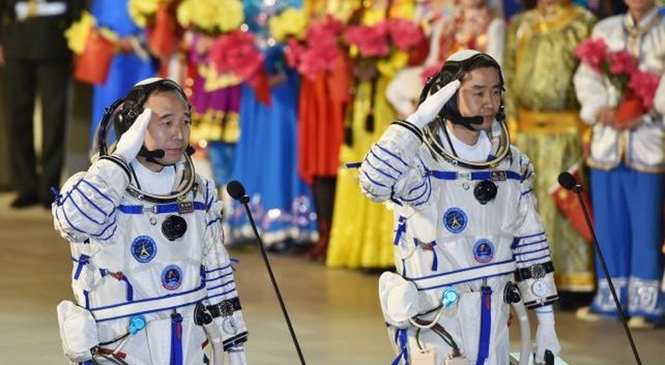 
Ông Jing Haipeng (trái) và ông Chen Dong (phải), hai phi hành gia của Trung Quốc được đưa vào không gian vào ngày 17/10/2016. (Ảnh: Reuters)
