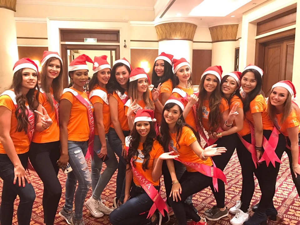 Phạm Thùy Linh xinh tươi tại cuộc thi Hoa hậu Du lịch Quốc tế 2016 - 4 Theo chia sẻ từ Phạm Thùy Linh, trong dịp Giáng Sinh, cô cùng những thí sinh đến từ nhiều nước đã đi thăm những người già, trẻ em khuyết tật, cùng các bé tô màu và trao tặng nhiều phần quà dễ thương. Buổi tối mọi người cùng nhau tổ chức một bữa tiệc nho nhỏ.