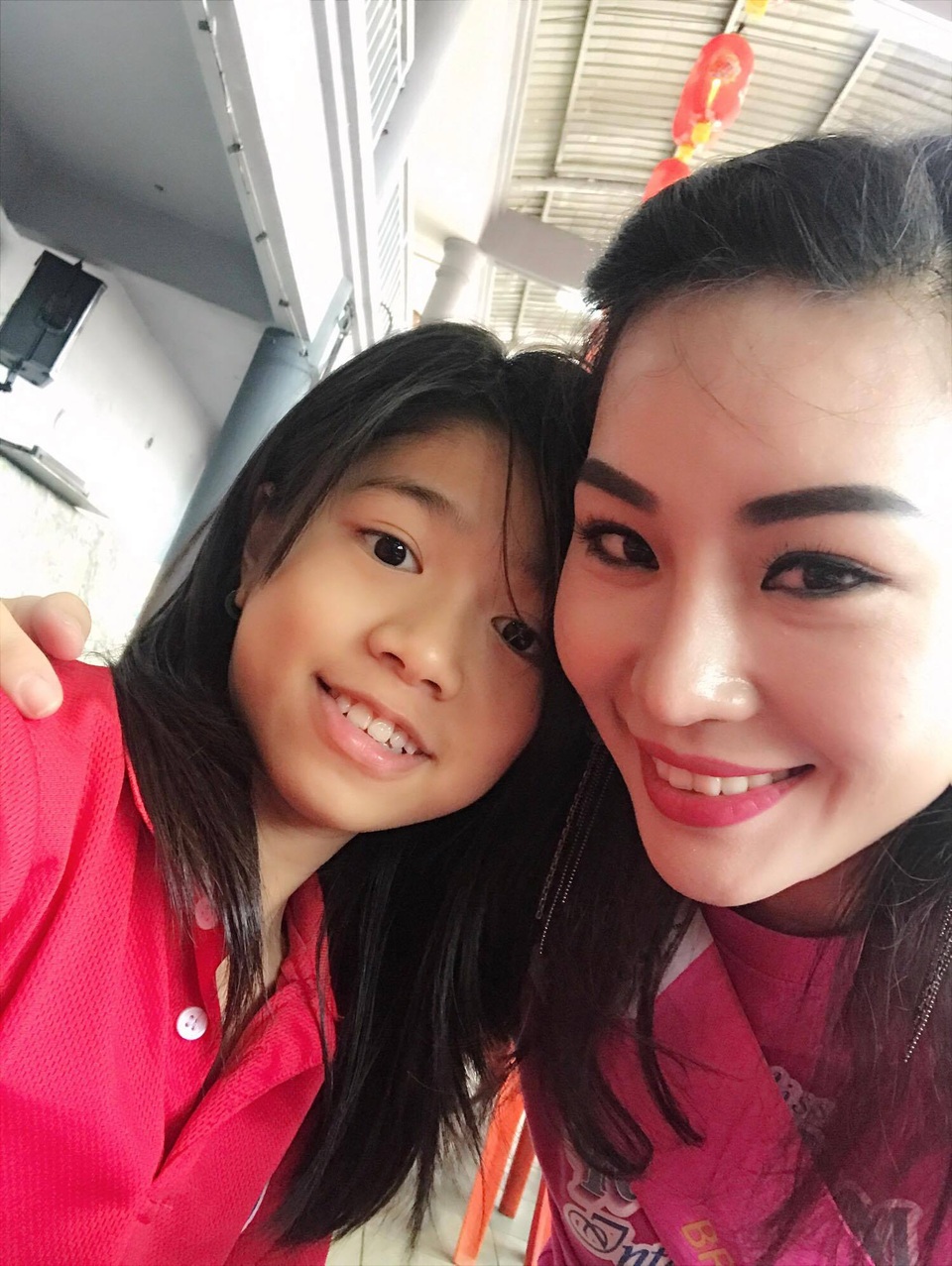 Phạm Thùy Linh xinh tươi tại cuộc thi Hoa hậu Du lịch Quốc tế 2016 - 6 Người bạn đồng hành cùng với Phạm Thùy Linh trong chương trình tô màu là cô bé 14 tuổi tên Victoria khá thân thiện. Hai cô cháu hợp sức đoạt giải nhì trong cuộc thi tô màu.