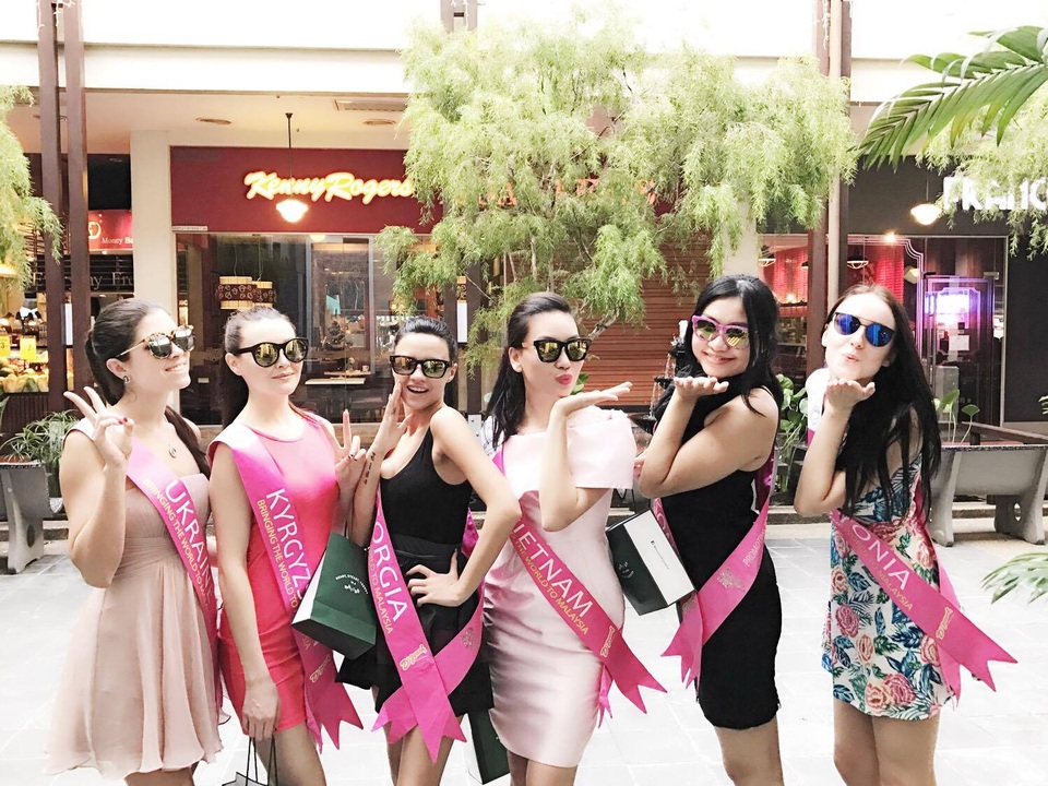 Phạm Thùy Linh xinh tươi tại cuộc thi Hoa hậu Du lịch Quốc tế 2016 - 2 Phạm Thùy Linh cùng các thí sinh tham quan tháp đôi tại Malaysia