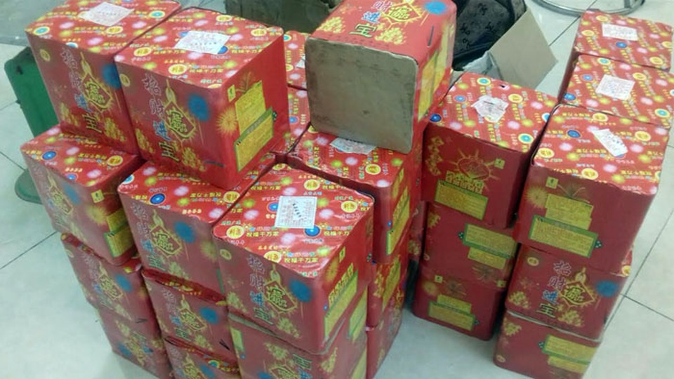 Bắt 2 xe khách vận chuyển gần 200kg pháo nổ - 1