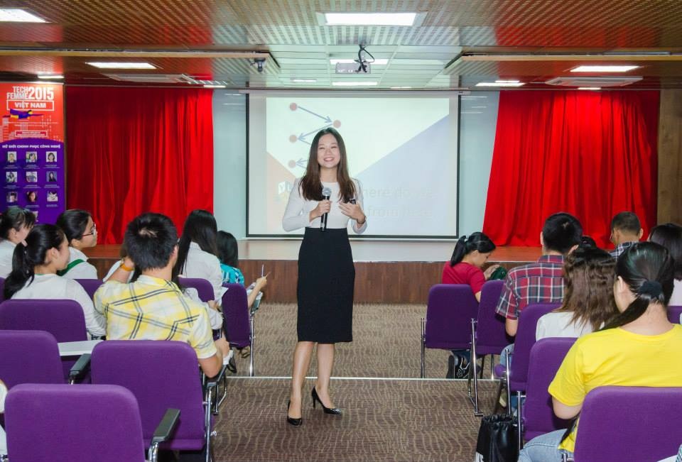 Nữ giảng viên trẻ thích khởi nghiệp, ghi dấu chân tại 25 nước - 4
Giảng viên trẻ Phi Yến vẫn tiếp tục tích lũy cho mình bằng những chuyến đi, nhưng không dừng lại ở việc đến học hỏi, còn là tham gia chia sẻ, để cho đi...