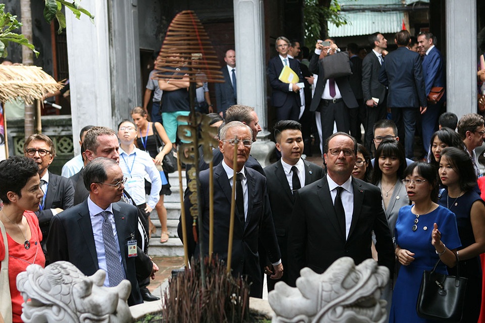 Biểu cảm thú vị của Tổng thống Pháp khi khám phá phố cổ Hà Nội - 6 Biểu cảm thú vị của Tổng thống Pháp khi khám phá phố cổ Hà Nội - 6