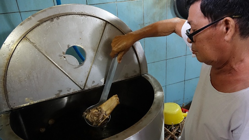 Phở bình dân, cà phê đá Sài Gòn “được lòng” Thủ tướng Nguyễn Xuân Phúc - 5
Nồi nước dùng của quán phở được nấu bằng lò điện chuyên dụng (Ảnh: Phạm Nguyễn)