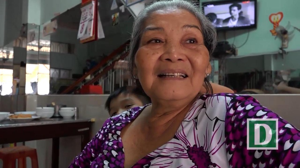 Phở bình dân, cà phê đá Sài Gòn “được lòng” Thủ tướng Nguyễn Xuân Phúc - 4
Vũ Thị Tuyến, chủ quán phở hãnh diện kể lại chuyện Thủ tướng và Phó thủ tướng cùng đoàn công tác ghé đến quán mình ăn sáng ngày 8/10 (Ảnh: Phạm Nguyễn)