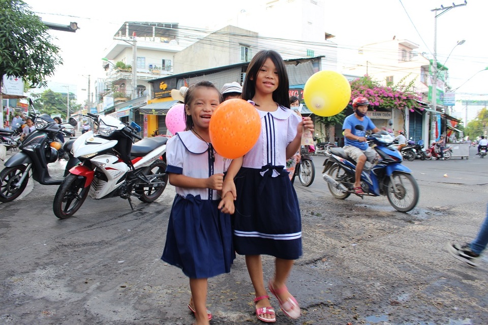 Lãnh đạo Đảng, Nhà nước dự khai giảng cùng các em học sinh - 41 2 em học sinh trường Tiểu học Vĩnh Phước 2 (TP Nha Trang) háo hức đi khai giảng sớm - Ảnh: Viết Hảo