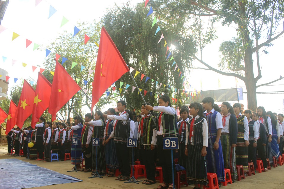 Lãnh đạo Đảng, Nhà nước dự khai giảng cùng các em học sinh - 55
Các em học sinh trường THPT Dân tộc Nội trú Lạc Dương chuẩn bị làm nghi thức chào cờ