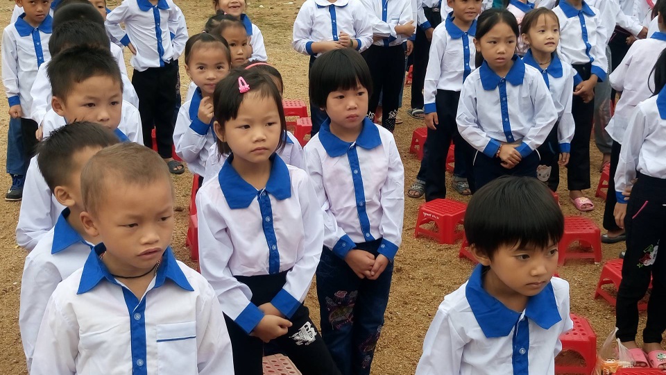 Lãnh đạo Đảng, Nhà nước dự khai giảng cùng các em học sinh - 65 Học sinh trường tiểu học Quang Chiểu 1 (huyện Mường Lát) vui mừng khi được mặc quần áo mới do đoàn từ thiện tặng