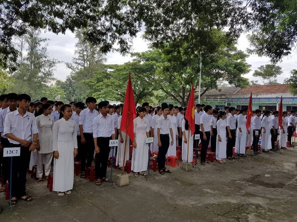 Lãnh đạo Đảng, Nhà nước dự khai giảng cùng các em học sinh - 68 Các em học sinh trường THPT Quế Sơn (huyện Quế Sơn) chào cờ trong lễ khai giảng năm học mới