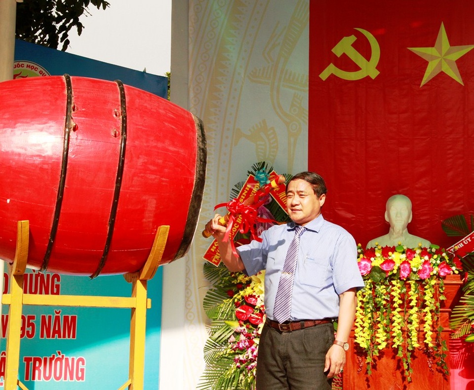 Lãnh đạo Đảng, Nhà nước dự khai giảng cùng các em học sinh - 80 Phó Chủ tịch UBND tỉnh Bình Định Phan Cao Thắng đánh trống khai giảng năm học mới 2016-2017 tại ngôi trường truyền thống Trường Quốc học Quy Nhơn với lịch sử thành lập 95 năm tuổi