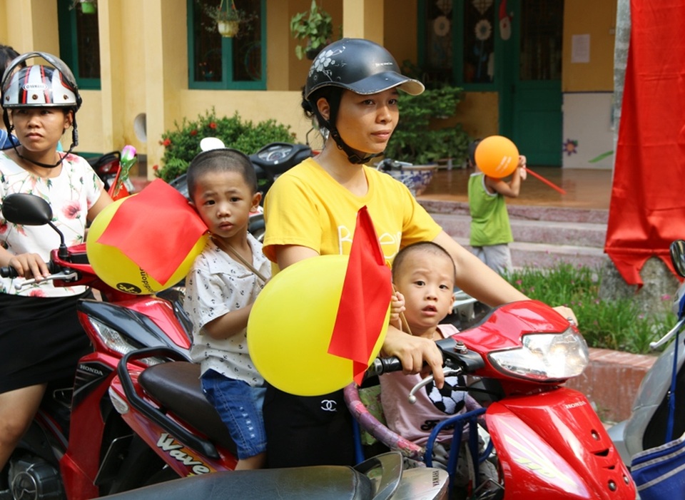 Lãnh đạo Đảng, Nhà nước dự khai giảng cùng các em học sinh - 83 Ngay từ sáng sớm, các bậc phụ huynh tại Ninh Bình đã nô nức đưa trẻ đến trường (ảnh: Thái Bá)