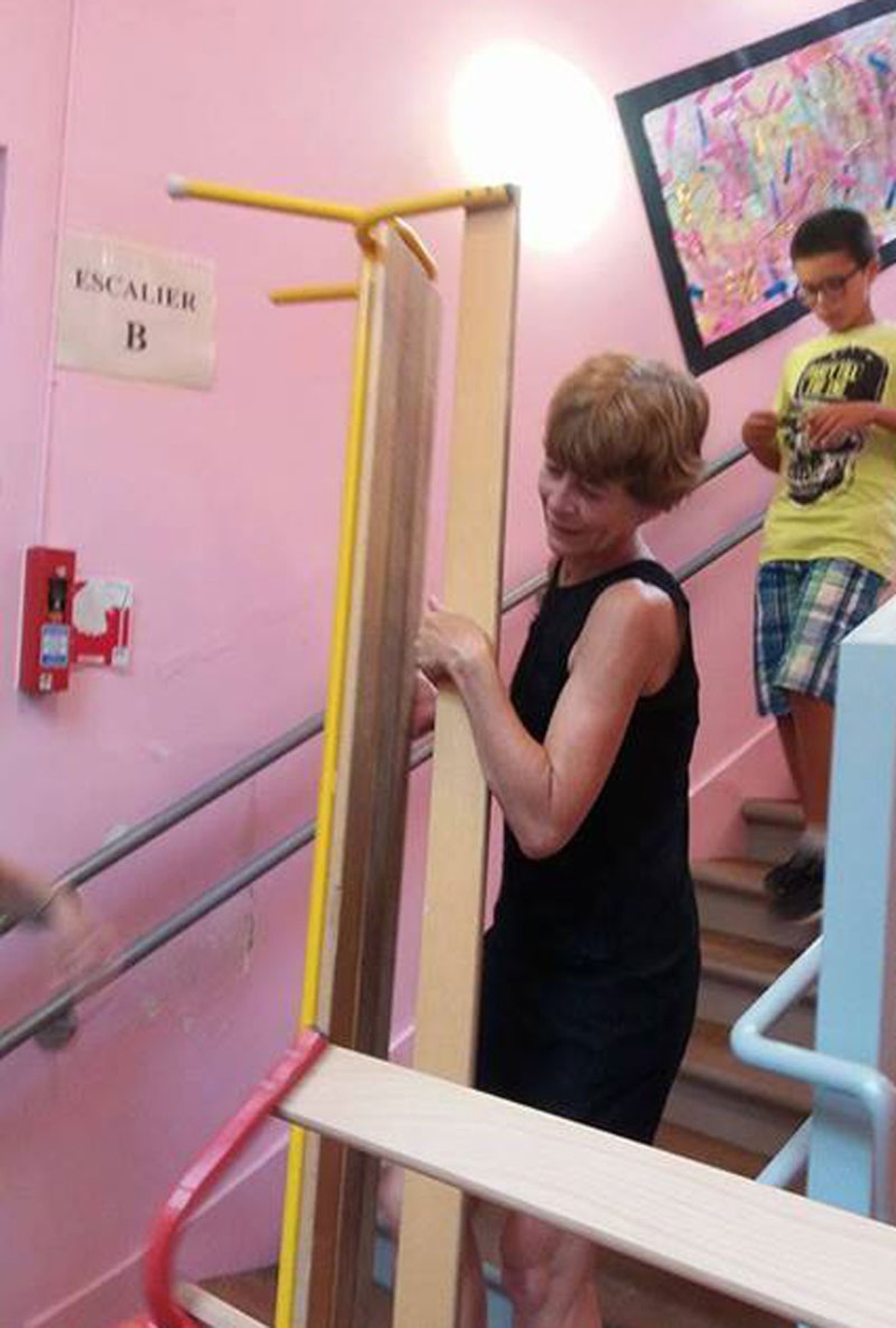 "Cú sốc" của phụ huynh Việt ở Lễ khai giảng trên nước Pháp - 1 Cô Hiệu trưởng khuân ghế xuống cho lớp mẫu giáo bé