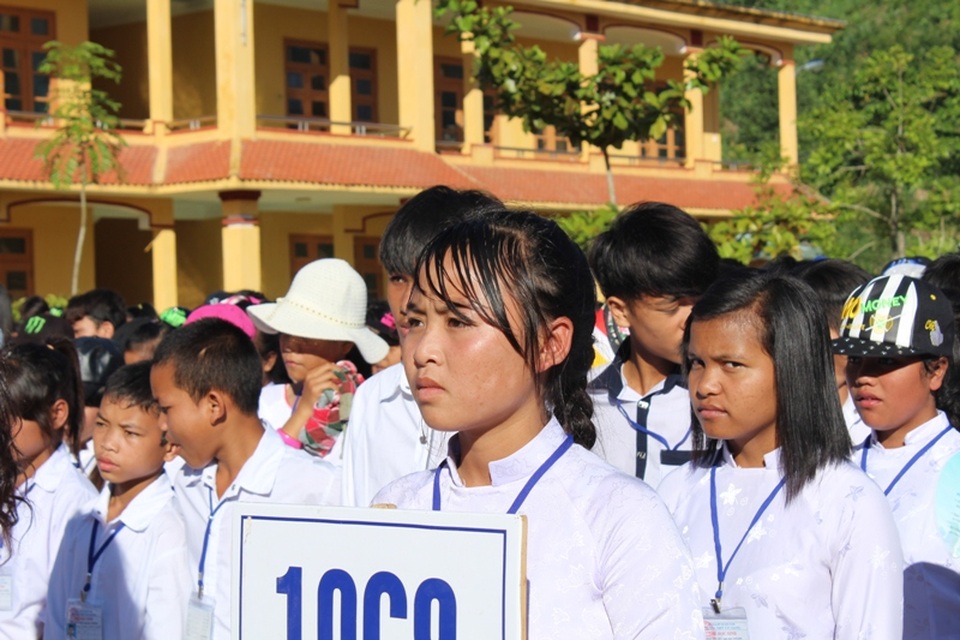 Lãnh đạo Đảng, Nhà nước dự khai giảng cùng các em học sinh - 70 Học sinh THCS trên địa bàn huyện Tây Giang trong ngày tựu trường. (Ảnh: Đ.H)
