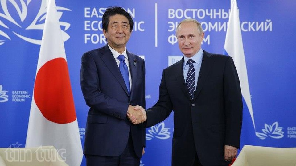 Những dấu hiệu “ấm lên” trong quan hệ Nga - Nhật? - 1 Tổng thống Nga Putin (phải) và Thủ tướng Nhật Bản Shinzo Abe. (Ảnh: TTXVN)