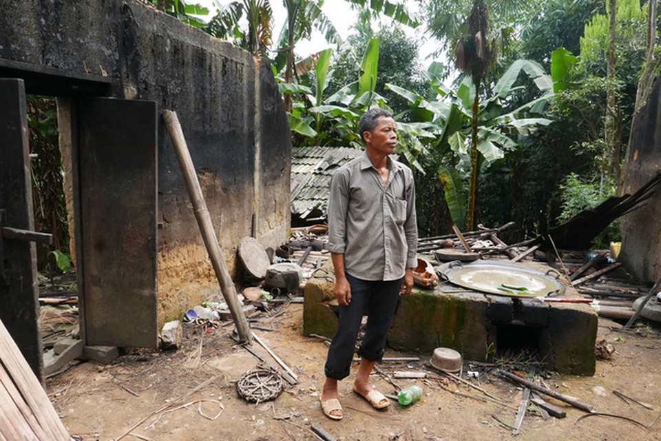 
Phần mái của khu nhà bếp đã được tháo dỡ. Đây cũng chính là nơi hung thủ đặt bẫy súng với ý định sát hại thêm người trong gia đình nạn nhân.
