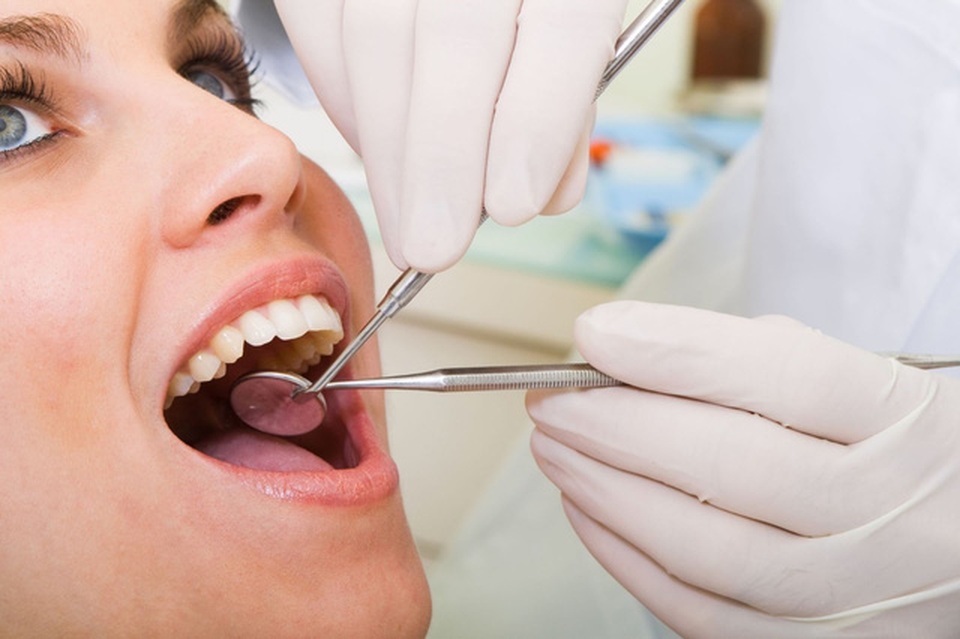 Có nên nhổ răng khôn? - 1 Để hạn chế những rủi ro do khi mọc răng khôn, người bệnh nên đến các cơ sở y tế để được khám và tư vấn hướng điều trị kịp thời. Ảnh minh họa