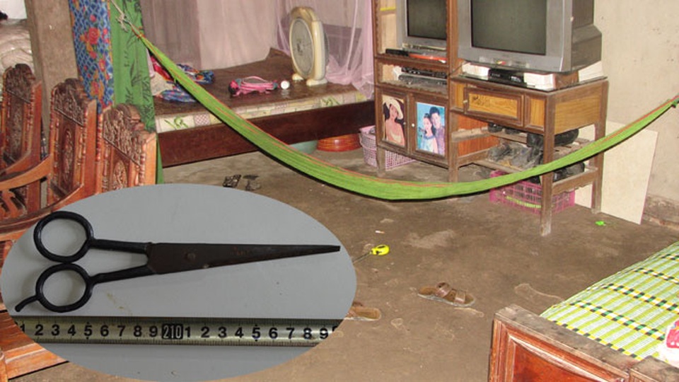 Nghịch tử ngáo đá đâm mẹ tử vong - 1 Hiện trường ngôi nhà xảy ra vụ án và chiếc kéo sắt hung khí gây án được cơ quan Công an thu giữ.