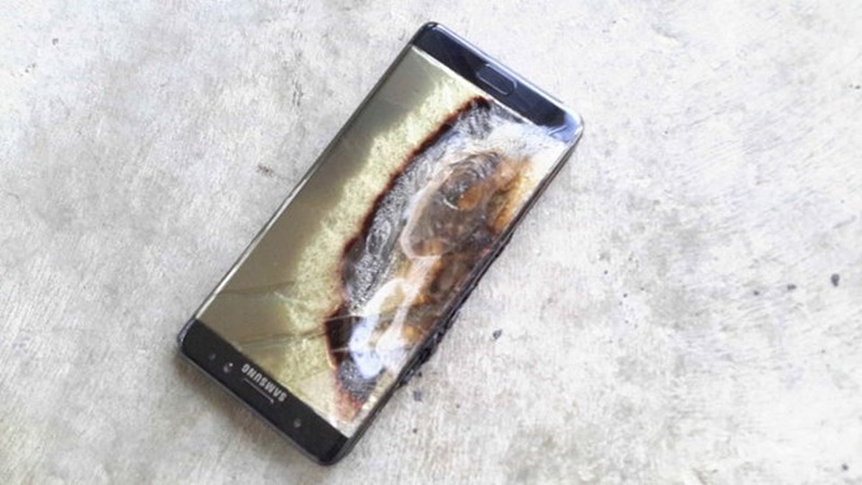 Thêm nhiều hãng hàng không cấm dùng Note 7 trên các chuyến bay - 1
Galaxy Note 7 bị nhiều hãng hàng không e ngại vì lỗi pin điện thoại có thể gây cháy hoặc phát nổ. (Nguồn: Reddit)